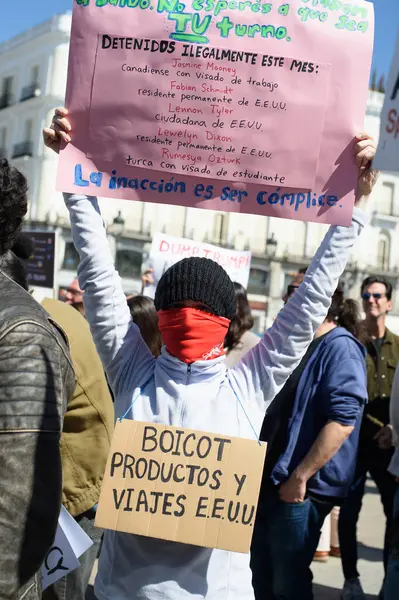 29 Mart 2025 'te Madrid' deki Puerta del Sol 'da düzenlenen Trump karşıtı protesto sırasında bayraklı göstericiler.
