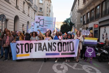 Trans protestocular, 29 Mart 2025 'te Madrid' deki Gran Via 'da Trans topluluğuna yapılan saldırıları kınayan bir gösteri sırasında,