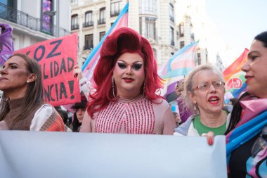 Trans protestocular, 29 Mart 2025 'te Madrid' deki Gran Via 'da Trans topluluğuna yapılan saldırıları kınayan bir gösteri sırasında,