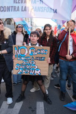 Trans protestocular, 29 Mart 2025 'te Madrid' deki Gran Via 'da Trans topluluğuna yapılan saldırıları kınayan bir gösteri sırasında,