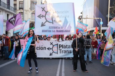 Trans protestocular, 29 Mart 2025 'te Madrid' deki Gran Via 'da Trans topluluğuna yapılan saldırıları kınayan bir gösteri sırasında,