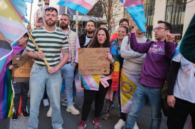 Trans protestocular, 29 Mart 2025 'te Madrid' deki Gran Via 'da Trans topluluğuna yapılan saldırıları kınayan bir gösteri sırasında,