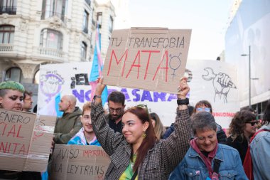 Trans protestocular, 29 Mart 2025 'te Madrid' deki Gran Via 'da Trans topluluğuna yapılan saldırıları kınayan bir gösteri sırasında,