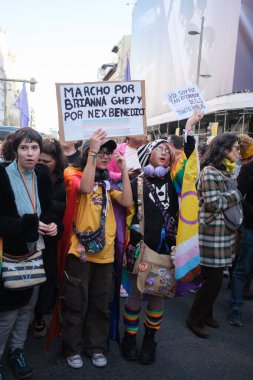 Trans protestocular, 29 Mart 2025 'te Madrid' deki Gran Via 'da Trans topluluğuna yapılan saldırıları kınayan bir gösteri sırasında,