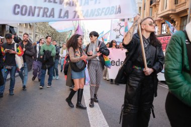 Trans protestocular, 29 Mart 2025 'te Madrid' deki Gran Via 'da Trans topluluğuna yapılan saldırıları kınayan bir gösteri sırasında,