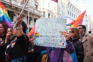 Trans protestocular, 29 Mart 2025 'te Madrid' deki Gran Via 'da Trans topluluğuna yapılan saldırıları kınayan bir gösteri sırasında,