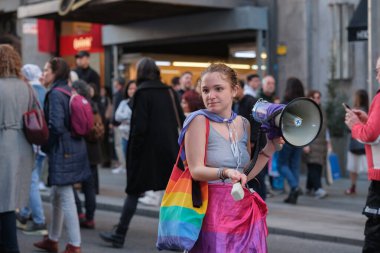 Trans protestocular, 29 Mart 2025 'te Madrid' deki Gran Via 'da Trans topluluğuna yapılan saldırıları kınayan bir gösteri sırasında,