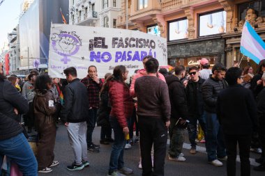 Trans protestocular, 29 Mart 2025 'te Madrid' deki Gran Via 'da Trans topluluğuna yapılan saldırıları kınayan bir gösteri sırasında,