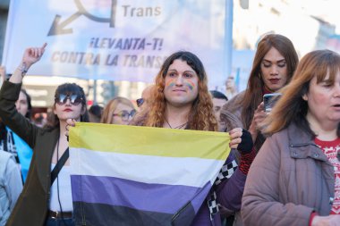 Trans protestocular, 29 Mart 2025 'te Madrid' deki Gran Via 'da Trans topluluğuna yapılan saldırıları kınayan bir gösteri sırasında,