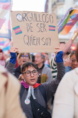 Trans protestocular, 29 Mart 2025 'te Madrid' deki Gran Via 'da Trans topluluğuna yapılan saldırıları kınayan bir gösteri sırasında,