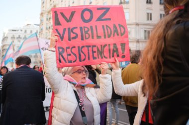 Trans protestocular, 29 Mart 2025 'te Madrid' deki Gran Via 'da Trans topluluğuna yapılan saldırıları kınayan bir gösteri sırasında,