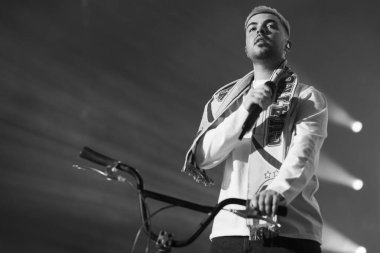 Porto Rikolu şarkıcı Raul Clyde, 29 Mart 2025 'te Madrid' deki Palacio Vistalegre 'de verdiği konserde sahne aldı..
