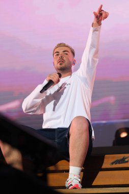 Porto Rikolu şarkıcı Raul Clyde, 29 Mart 2025 'te Madrid' deki Palacio Vistalegre 'de verdiği konserde sahne aldı..