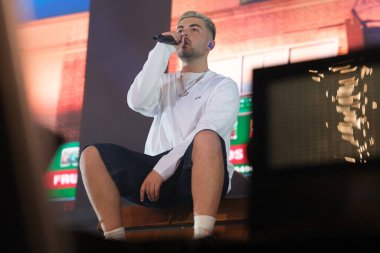 Porto Rikolu şarkıcı Raul Clyde, 29 Mart 2025 'te Madrid' deki Palacio Vistalegre 'de verdiği konserde sahne aldı..