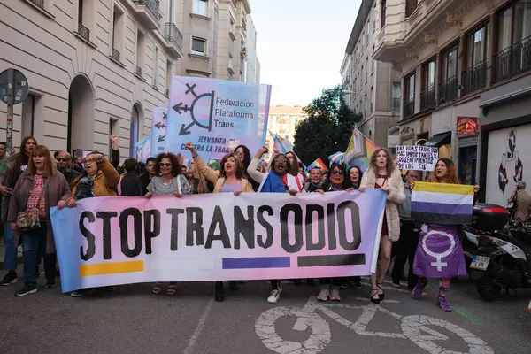 Trans protestocular, 29 Mart 2025 'te Madrid' deki Gran Via 'da Trans topluluğuna yapılan saldırıları kınayan bir gösteri sırasında,
