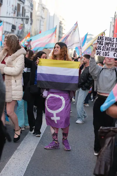 Trans protestocular, 29 Mart 2025 'te Madrid' deki Gran Via 'da Trans topluluğuna yapılan saldırıları kınayan bir gösteri sırasında,