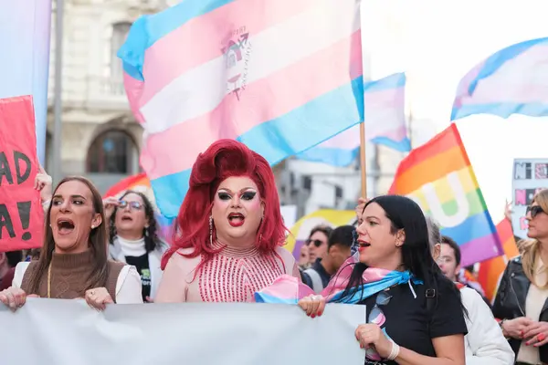 Trans protestocular, 29 Mart 2025 'te Madrid' deki Gran Via 'da Trans topluluğuna yapılan saldırıları kınayan bir gösteri sırasında,