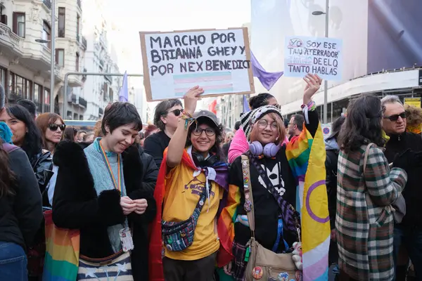 Trans protestocular, 29 Mart 2025 'te Madrid' deki Gran Via 'da Trans topluluğuna yapılan saldırıları kınayan bir gösteri sırasında,