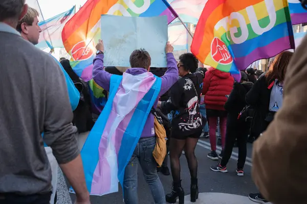 Trans protestocular, 29 Mart 2025 'te Madrid' deki Gran Via 'da Trans topluluğuna yapılan saldırıları kınayan bir gösteri sırasında,