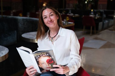 Yazar Desiree Ruiz, kitabının sunumu sırasında portre oturumu sırasında pozlar, * LA CASA de LAS AMAPOLAS *, Madrid, 1 Nisan 2025, İspanya.