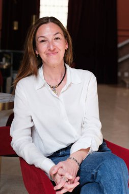 Yazar Desiree Ruiz, kitabının sunumu sırasında portre oturumu sırasında pozlar, * LA CASA de LAS AMAPOLAS *, Madrid, 1 Nisan 2025, İspanya.