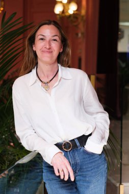 Yazar Desiree Ruiz, kitabının sunumu sırasında portre oturumu sırasında pozlar, * LA CASA de LAS AMAPOLAS *, Madrid, 1 Nisan 2025, İspanya.