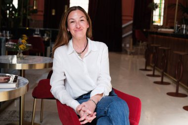 Yazar Desiree Ruiz, kitabının sunumu sırasında portre oturumu sırasında pozlar, * LA CASA de LAS AMAPOLAS *, Madrid, 1 Nisan 2025, İspanya.