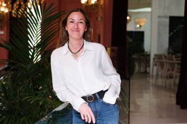 Yazar Desiree Ruiz, kitabının sunumu sırasında portre oturumu sırasında pozlar, * LA CASA de LAS AMAPOLAS *, Madrid, 1 Nisan 2025, İspanya.