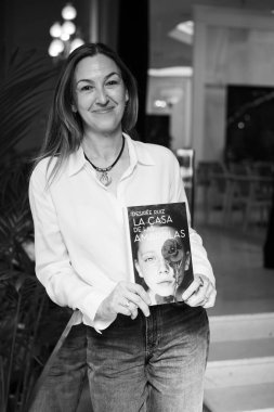 Yazar Desiree Ruiz, kitabının sunumu sırasında portre oturumu sırasında pozlar, * LA CASA de LAS AMAPOLAS *, Madrid, 1 Nisan 2025, İspanya.