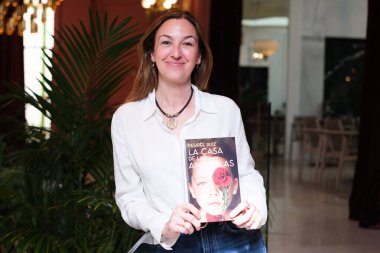 Yazar Desiree Ruiz, kitabının sunumu sırasında portre oturumu sırasında pozlar, * LA CASA de LAS AMAPOLAS *, Madrid, 1 Nisan 2025, İspanya.