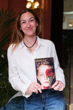 Yazar Desiree Ruiz, kitabının sunumu sırasında portre oturumu sırasında pozlar, * LA CASA de LAS AMAPOLAS *, Madrid, 1 Nisan 2025, İspanya.