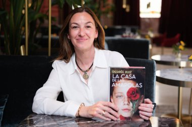 Yazar Desiree Ruiz, kitabının sunumu sırasında portre oturumu sırasında pozlar, * LA CASA de LAS AMAPOLAS *, Madrid, 1 Nisan 2025, İspanya.