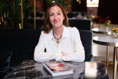 Yazar Desiree Ruiz, kitabının sunumu sırasında portre oturumu sırasında pozlar, * LA CASA de LAS AMAPOLAS *, Madrid, 1 Nisan 2025, İspanya.