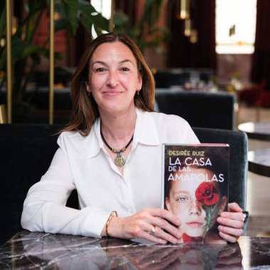 Yazar Desiree Ruiz, kitabının sunumu sırasında portre oturumu sırasında pozlar, * LA CASA de LAS AMAPOLAS *, Madrid, 1 Nisan 2025, İspanya.