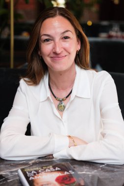 Yazar Desiree Ruiz, kitabının sunumu sırasında portre oturumu sırasında pozlar, * LA CASA de LAS AMAPOLAS *, Madrid, 1 Nisan 2025, İspanya.