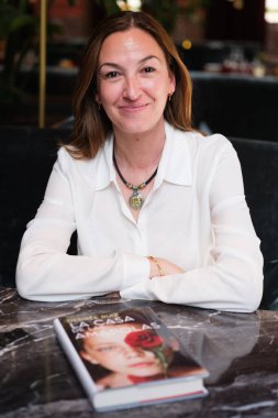 Yazar Desiree Ruiz, kitabının sunumu sırasında portre oturumu sırasında pozlar, * LA CASA de LAS AMAPOLAS *, Madrid, 1 Nisan 2025, İspanya.