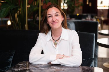 Yazar Desiree Ruiz, kitabının sunumu sırasında portre oturumu sırasında pozlar, * LA CASA de LAS AMAPOLAS *, Madrid, 1 Nisan 2025, İspanya.