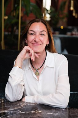 Yazar Desiree Ruiz, kitabının sunumu sırasında portre oturumu sırasında pozlar, * LA CASA de LAS AMAPOLAS *, Madrid, 1 Nisan 2025, İspanya.