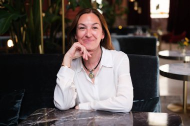 Yazar Desiree Ruiz, kitabının sunumu sırasında portre oturumu sırasında pozlar, * LA CASA de LAS AMAPOLAS *, Madrid, 1 Nisan 2025, İspanya.