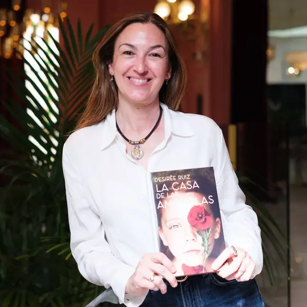 Yazar Desiree Ruiz, kitabının sunumu sırasında portre oturumu sırasında pozlar, * LA CASA de LAS AMAPOLAS *, Madrid, 1 Nisan 2025, İspanya.