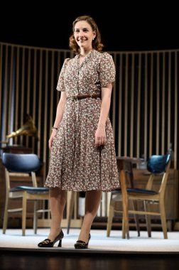 Marta Velilla, 2 Nisan 2025 'te Madrid' deki Canal Theater 'da Hitler için Müzik' in sunumu sırasında sahne alır.