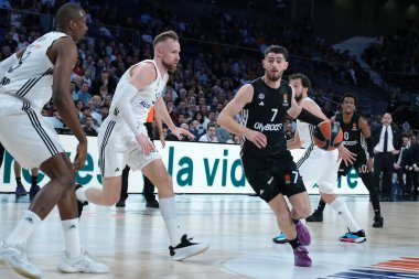 Paris Basketbol Ligi 'nden Sebastian Herrera, Real Madrid ile Paris Basketbol arasında oynanan EuroLeague maçı sırasında Madrid' de 3 Nisan 2025 'te Movistar Arena' da oynanmıştır.