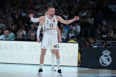 Real Madrid 'den Dzanan Musa, Real Madrid ile Paris Basketbol arasında oynanan EuroLeague maçı sırasında Madrid' de 3 Nisan 2025 tarihinde oynanan Movistar Arena 'da karşılaştı.