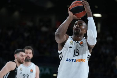 Real Madrid 'den Serge İbaka, Real Madrid ile Paris Basketbol arasında oynanan EuroLeague maçı sırasında Madrid' de 3 Nisan 2025 'te Movistar Arena' da oynanmıştır.