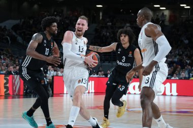Real Madrid 'den Dzanan Musa, Real Madrid ile Paris Basketbol arasında oynanan EuroLeague maçı sırasında Madrid' de 3 Nisan 2025 tarihinde oynanan Movistar Arena 'da karşılaştı.