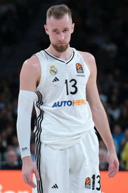 Real Madrid 'den Dzanan Musa, Real Madrid ile Paris Basketbol arasında oynanan EuroLeague maçı sırasında Madrid' de 3 Nisan 2025 tarihinde oynanan Movistar Arena 'da karşılaştı.