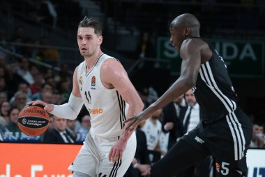 Real Madrid 'den Mario Hezonja, Real Madrid ile Paris Basketbol arasında oynanan Türk Hava Yolları EuroLeague maçı sırasında Madrid' de 3 Nisan 2025 tarihinde oynanan Movistar Arena 'da oynanmıştır.