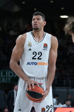 Real Madrid 'den Edy Tavares, Real Madrid ile Paris Basketbol arasında oynanan EuroLeague maçı sırasında Madrid' de 3 Nisan 2025 'te oynanan Movistar Arena' da karşılaştı.