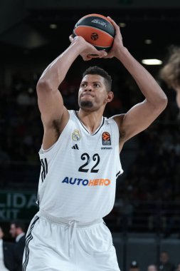 Real Madrid 'den Edy Tavares, Real Madrid ile Paris Basketbol arasında oynanan EuroLeague maçı sırasında Madrid' de 3 Nisan 2025 'te oynanan Movistar Arena' da karşılaştı.