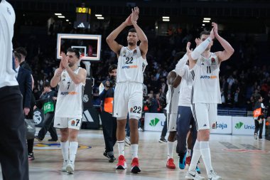 Real Madrid 'den Edy Tavares, Real Madrid ile Paris Basketbol arasında oynanan EuroLeague maçı sırasında Madrid' de 3 Nisan 2025 'te oynanan Movistar Arena' da karşılaştı.